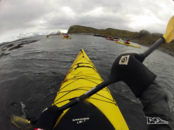 Mãos protegidas por luvas enquanto remamos nosso caiaque em Prion Island, na Geórgia do Sul